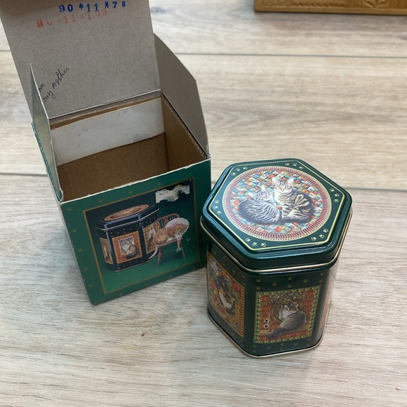 Vintage Enesco Ivory Cats Christmas Ornament and Decorative Tin - Picture 6 of 7